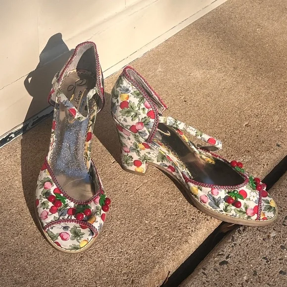 Anthropologie x Poetic Licence Sweet Shirley Temple cherry pin up heels - Picture 3 of 6